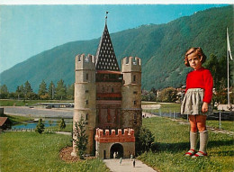 Enfants - Image - Scènes Et Paysages - Enfant Qui Se Ballade Dans Un Parc Miniature - Bale Spalentor - Swiss Miniatur Lu - Scènes & Paysages