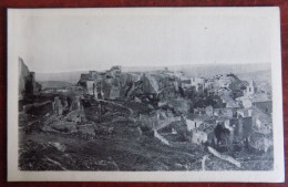 Cpa Les Baux De Provence, A Gauche, Tour Dite Sarrasine, à Droite, Ruines De La Belle Demeure Des De Quinqueran - Les-Baux-de-Provence