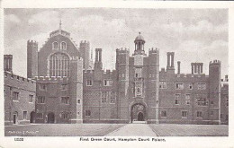 AK 213649 ENGLAND - Hampton Court Palace - First Green Court - Hampton Court