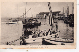 Le Croisic Animée Le Port La Poissonnerie Barque Bateaux - Le Croisic