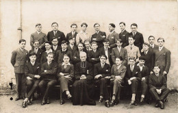 Carte Photo Groupe De Jeunes Hommes Avec Un Cure Pretre - Fotografia