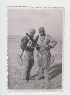 Bulgaria Bulgarian Ww2 Military Pilot, Aviators With Flight Suits And Parachute, Scene, Orig Photo 5.7x8.5cm. (32574) - Guerre, Militaire