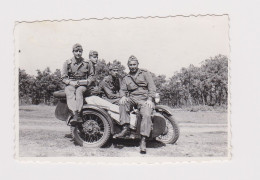Bulgaria 1960s Bulgarian Military Soldiers With Motorcycle, Scene, Vintage Orig Photo 8.4x5.7cm. (41206) - Guerre, Militaire