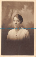 R142987 Woman. Old Photography. Postcard - Monde