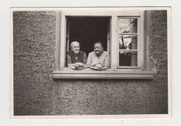 Two Old Women Pose On The Open Window, Scene, Vintage Orig Photo 8.7x6cm. (33185) - Persone Anonimi