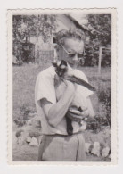 Man Hugging Kitten, Portrait, Vintage Orig Photo 6.1x8.7cm. (59178) - Personnes Anonymes