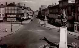 BERGERAC   ( DORDOGNE )    LA RUE DE LA RESISTANCE ET LE MONUMENT AUX MORTS - Bergerac