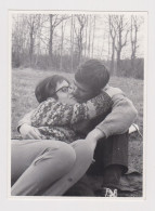 Young Woman And Man, Love Romantic Couple, Affectionate Pose, Vintage Orig Photo 8.3x11.4cm. (56417) - Personnes Anonymes