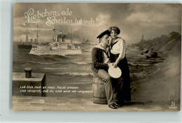 39786521 - Matrose Drueckt Zum Abschied Seine Liebste Fotostudioaufnahme Kriegsschiff Hansa - Otros & Sin Clasificación
