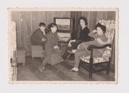 Woman With Children, Family Portrait, Room Interior, Armchair, Old Tube Radio, Scene Vintage Orig Photo 10.2x7cm. /41200 - Anonyme Personen