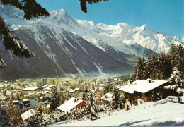 *CPM - 74 - CHAMONIX-MONT-BLANC - Neige Sur La Station - Au Fond Le Mont-Blanc Et L'aiguille Du Midi - Chamonix-Mont-Blanc