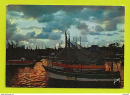 17 ILE D'OLERON N°5843 Crépuscule Sur Le Port De La Cotinière En 1976 Bateaux De Pêche - Ile D'Oléron