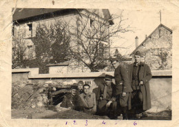 Photo - MILITARIA  - VILLE  En  TARDENOIS Le 25 Octobre 1939 -  Militaires Devant L' Entrée D'un Abri , Noms Au Dos ... - Krieg, Militär