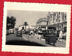 VERITABLE PHOTO DENTELEE REAL FOTO CANNES EN 1954 DEVANT LE CARLTON FEMME SHORT MOTO VESPA ANCIENNES VOITURES UTILITAIRE - Orte