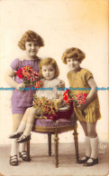 R141492 Girls. Old Photography. Flowers. Postcard - Monde
