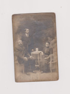 Photo-carte Circulée Nominative Deux Hommes Et Une Femme Table Mode Vintage - Personas Identificadas