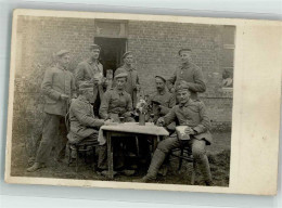 39883721 - Landser In Uniform Beim Kartenspiel Im Hof - War 1914-18