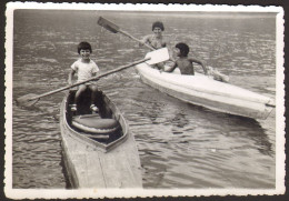 Bikini Woman And  Boys In Boat Old Photo 12x9 Cm #41336 - Personnes Anonymes