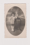 Photo-carte Dentelée Fillette Avec Poupée Ancienne Young Girl Doll - Personnes Anonymes