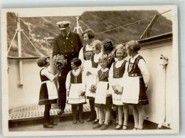 39930421 - Kapitaen Und Kinder In Trachtenkleidern An Bord Eines Schiffes Fotograf Carl Mueller - Autres & Non Classés