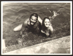 Bikini Woman And  Muscular Man Guy Swimming On Beach Old Photo 12x9 Cm #41339 - Anonyme Personen