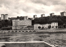 RECTO/VERSO - CPA - LYON - VAISE - LA SAONE - L'ECOLE VETERINAIRE - LES TOURS - PONT - FLAMME - Autres & Non Classés