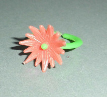 Miniatura Anello Da Bambina A Forma Di Fiore , Di Plastica , Aperto Sotto Quindi Può Entrare In Dita Più Grandi - Giocattoli Antichi