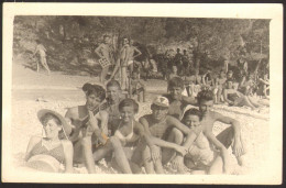 Group Bikini Girl And Trunks Muscular Men Guys  Boys With Guitar On Beach Old Photo 14x9 Cm #41341 - Personnes Anonymes