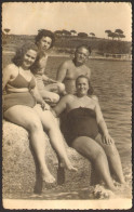 Group Bikini Woman Girl And Muscular Man  On Beach   Old Photo 14x9 Cm #41343 - Anonyme Personen