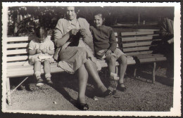 Woman And Two Little Girl Sitting On Park  Old Photo 13x9 Cm #41344 - Anonyme Personen