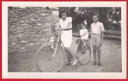 VIEILLE VERITABLE PHOTO NON DENTELEE SNAPSHOT PHOTOGRAPHIE MAMAN EN VELO AVEC ENFANTS EN 1943 A LOCALISER A IDENTIFIER - Ciclismo