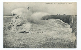 76 – LE TREPORT : La Jetée Un Jour De Tempête N° 10 - Le Treport