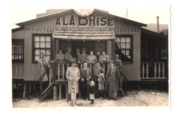 TUNISIE. LE BARDO. PHOTO (2) RAYMOND VAN RAEPENBUSCH. RESTAURANT " A LA BRISE" CHEZ ALBERT. 1953. - Anonyme Personen