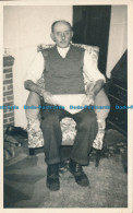R141702 Old Postcard. A Man On A Chair - Mundo