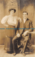 R142583 Woman And Man. Old Photography. Postcard - Mundo