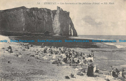 R142634 Etretat. Les Laveuses Et Les Falaises DAval. ND. Phot - Monde