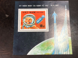 VIET  NAM  STAMPS BLOCKS-17(1983 Gagarin First Man In Space)1 Pcs Good Quality - Vietnam