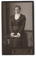 Fotografie E. Seifert, Fürstenfeldbruck, Junge Frau In Tailliertem Kleid  - Anonymous Persons