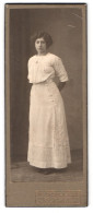 Fotografie R. Schultze, Lütjenburg, Portrait Frau Im Weissen Kleid Mit Halskette Und Welligen Haaren  - Anonymous Persons