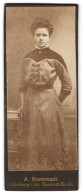 Fotografie A. Brummack, Oldenburg I. Gr., Rosenstr. 30, Portrait Junge Frau Im Gestreiften Kleid Mit Toupierten Haaren  - Anonymous Persons