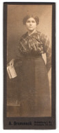 Fotografie A. Brummack, Oldenburg I. Gr., Rosenstr. 50, Portrait Dame In Karierter Bluse Mit Buch In Der Hand  - Personnes Anonymes