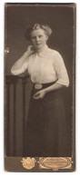 Fotografie A. Adolph, Passau, Portrait Dame In Weisser Bluse Mit Toupierten Haaren  - Personnes Anonymes