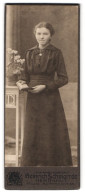 Fotografie Heinrich Schmorrde, Herrnhut, Portrait Junge Frau Im Schwarzen Kleid Mit Halskette Und Buch In Der Hand  - Anonymous Persons