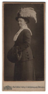 Fotografie Karl Lützel, München, Augustenstr. 16, Portrait ältere Frau Im Dunklen Kleid Mit Muff Und Federhut  - Anonymous Persons