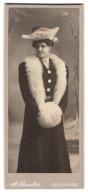 Fotografie A. Sander, Leipzig, Portrait Junge Frau Im Schwarzen Kleid Mit Pelzstola Und Muff Vor Einer Winterlandschaft  - Anonymous Persons