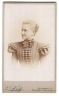 Fotografie L. Kny, Ebersbach I. S., Schönau A. D. Böhm. Nordbahn, Portrait Junge Frau Im Breitschultrigen Kleid  - Anonymous Persons