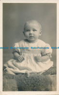 R141768 Old Postcard. Baby - Monde