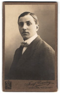Fotografie Josef Baudny, Leoben, Kaiser Franz Josef Str. 25, Portrait Junger Mann Im Anzug Mit Fliege  - Anonymous Persons