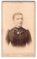 Fotografie H. Zeidler, Berlin, Jerusalemer Str. 6, Portrait Junge Frau Im Biedermeierkleid Mit Halskette  - Anonymous Persons