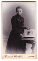 Fotografie Hermann Herzfeld, Dresden, Altmarkt, Portrait Junge Frau Mit Locken Im Schwarzen Kleid Mit Schleife  - Anonymous Persons